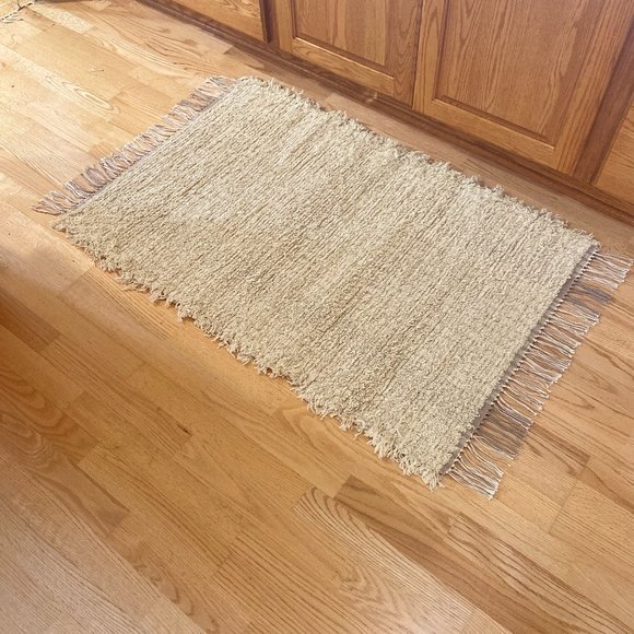 Throw Rug - Picture 2 of 13